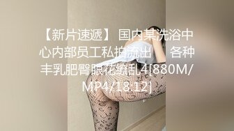 她吮吸并被用力操。当她用力抽吸并充满奶油饼时，她高兴地尖叫。