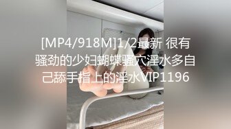 夫妻约人3p,没想到约到,男孩在中间双重享受 下集