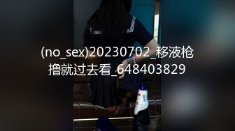 华南理工大学 205教室第一排盖着裙子的小哥哥 表情很冷酷 导的很自然 把旁边的黑衣小哥羡慕坏了！