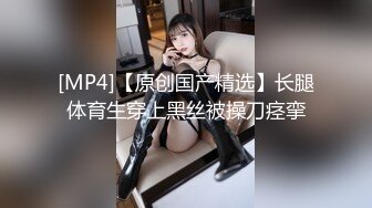 极品小少妇露脸穿上性感的黑丝高跟让大哥玩逼，撅着屁股给大哥舔乳头吃鸡巴，激情上位各种抽插表情好骚刺激